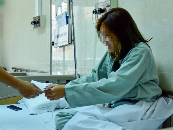Bệnh nhân sốc ma túy nhập viện được thăm hỏi, tặng tiền gây tranh cãi?