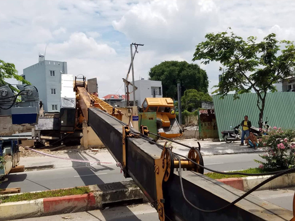 Cần cẩu nặng hàng chục tấn đổ sập, chắn ngang đường nội đô Sài Gòn, nhiều người thót tim
