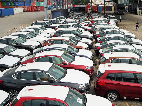 Dàn xe BMW hơn 3 triệu USD xuống cấp sau 2 năm phơi nắng Sài Gòn