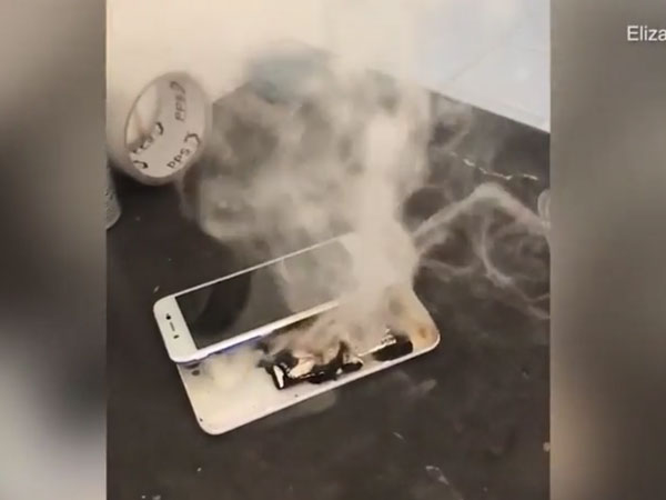 Điện thoại ZTE bất ngờ bốc cháy khi đang sạc