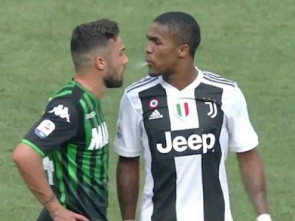 Douglas Costa bị cấm thi đấu 4 trận vì nhổ bọt vào đối thủ
