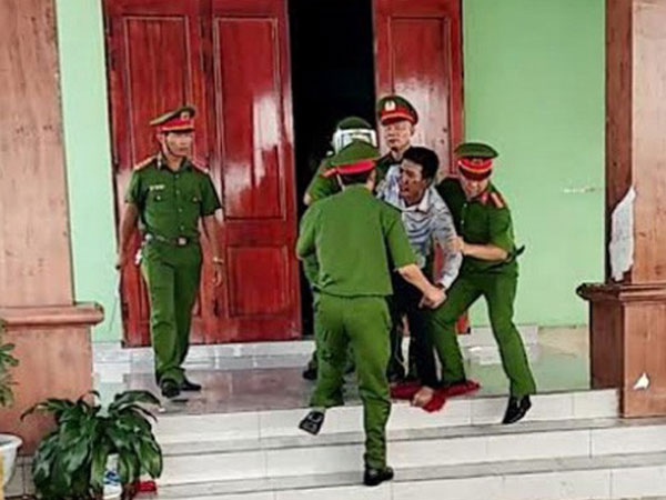 Giải cứu thành công 3 em nhỏ bị bố đẻ nhốt trong phòng tự thiêu