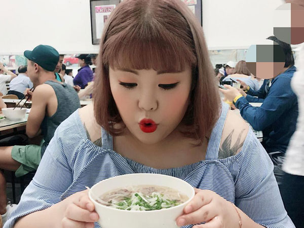 Nàng béo 'thánh ăn Hàn Quốc' hàng triệu người hâm mộ vừa khoe sang Việt Nam chơi, thích thú thưởng thức phở Sài Gòn