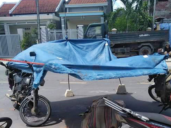 Ngã xuống đường, nữ du khách Ba Lan bị ôtô tải tông chết