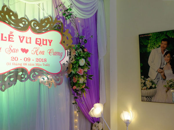 Cô dâu 62 tuổi xúc động khi chú rể 26 tuổi yêu cầu giữ nguyên bức hình cưới với chồng quá cố ở phòng khách