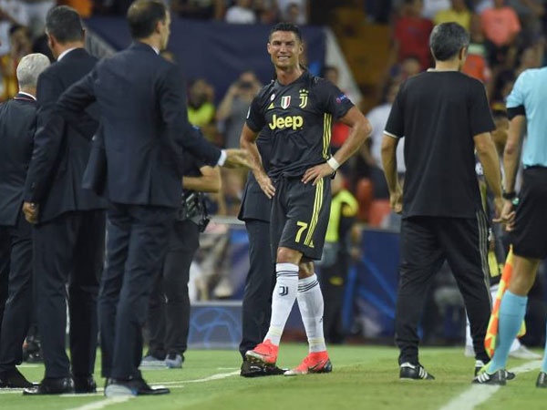 Cristiano Ronaldo mất tất cả vì thẻ đỏ?