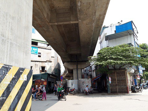 Hà Nội chạy thử tàu trên cao: Các hộ dân sống cách đường tàu 1 mét nói gì?
