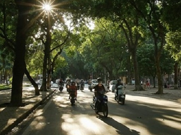 Miền Bắc hửng nắng, miền Nam chiều mưa dông