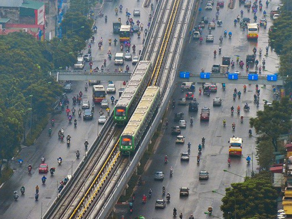 Người dân Thủ đô hào hứng đón tàu trên cao