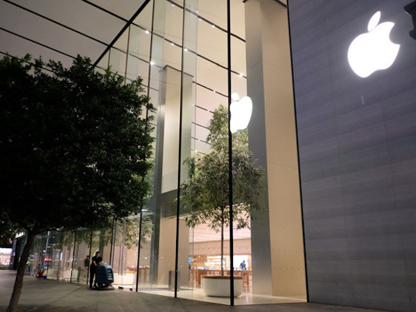 Người VN xếp hàng sớm ở Apple Store mua iPhone XS bị giải tán
