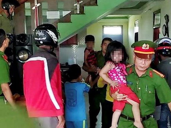 Phút cân não giải cứu 3 đứa trẻ bị bố ép 'chết chung'