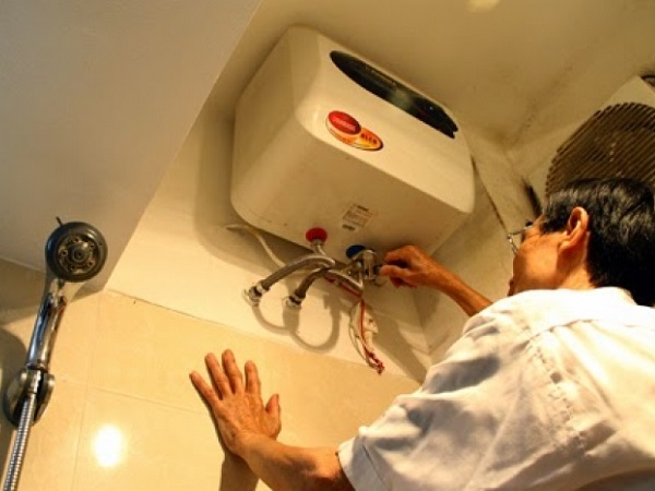 Tại sao vừa tắm vừa bật bình nóng lạnh lại nguy hiểm?