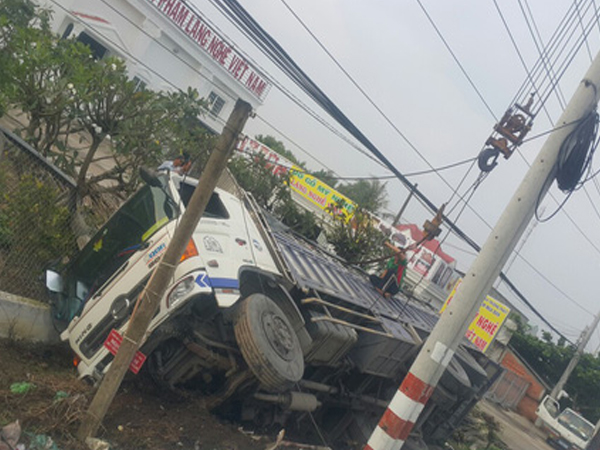 Tránh 1 xe máy băng ẩu, 2 xe tải lật ngang