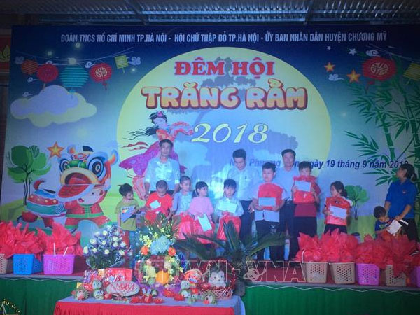 Trung thu đến sớm với trẻ em vùng ngập Chương Mỹ