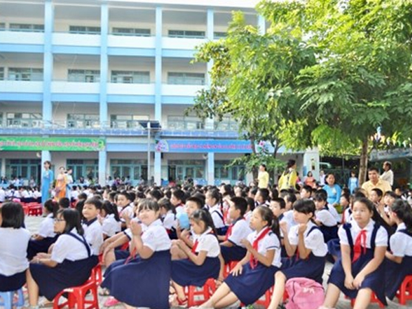 Vì sao nhiều trường vẫn băn khoăn về việc miễn học phí?