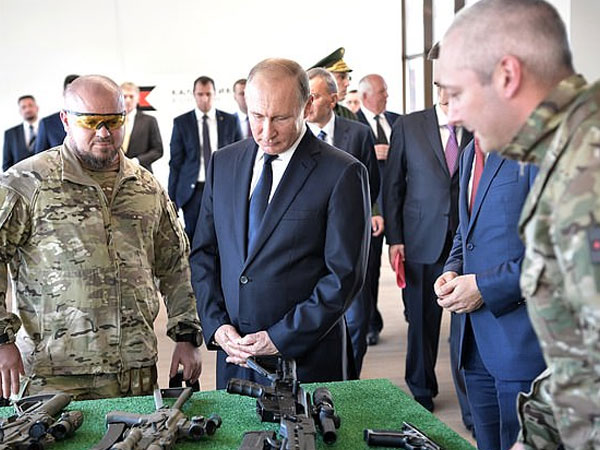 Xem Tổng thống Putin trổ tài thiện xạ, thử súng bắn tỉa mới nhất