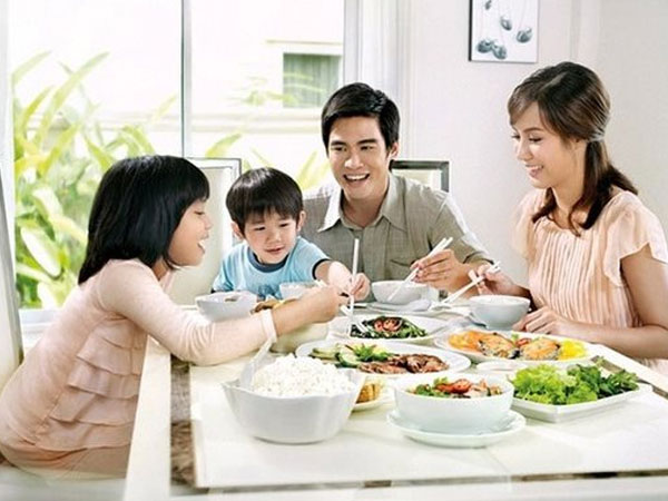 5 phép lịch sự trong mỗi bữa ăn bố mẹ cần dạy con khi còn nhỏ