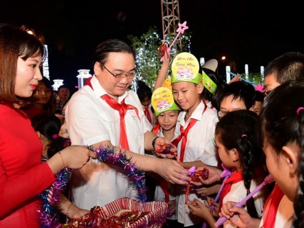 Chủ tịch Quốc hội chung vui Tết Trung thu với thiếu nhi Thủ đô