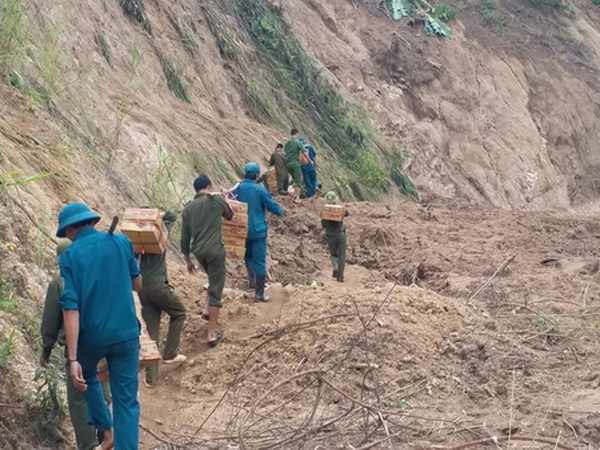 Cõng hàng vào nơi mọi phương tiện đều bất lực