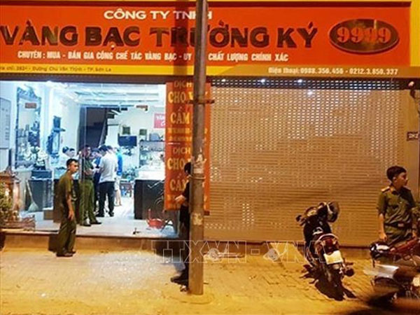 Đi ô tô đến cửa tiệm vàng, dùng dao và súng khống chế chủ tiệm để cướp