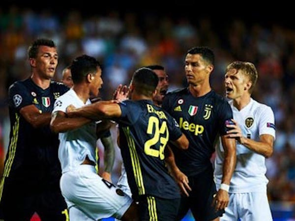Emre Can xin lỗi vì xúc phạm phụ nữ để bảo vệ Ronaldo