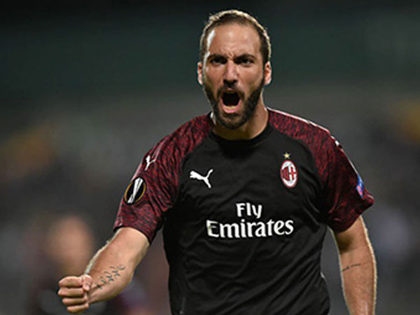 Europa League: Milan sống nhờ Higuain, Sevilla thắng hủy diệt