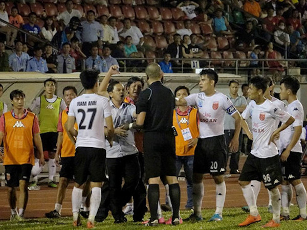 Hàng loạt án phạt ở V-League được đưa ra