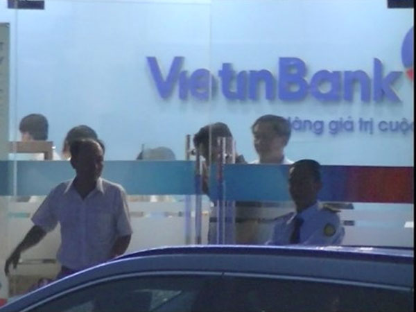 Kẻ cướp trùm kín mặt xông vào cướp tiền tại ViettinBank Chi nhánh Châu Thành