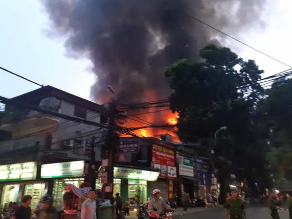 Lửa cháy lan 10 căn nhà ở Hà Nội, hàng trăm người dân phải sơ tán