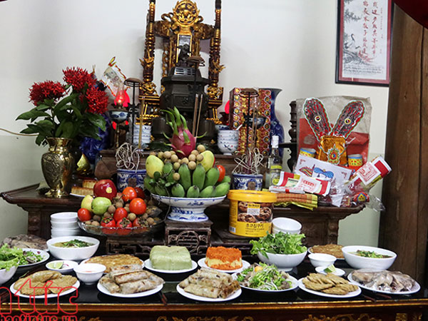 Mâm cơm lễ cúng rằm tháng 7 của một gia đình Hà Nội