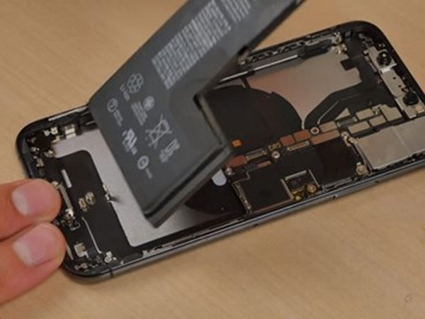 Video 'mổ bụng' iPhone Xs xuất hiện