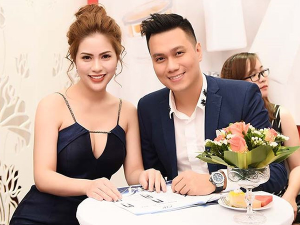 Vợ Việt Anh trẻ trung như thiếu nữ, sánh đôi cùng chồng tại sự kiện