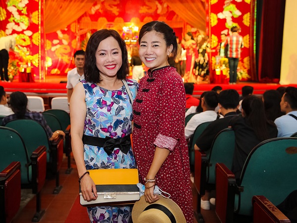 Mai Phương đi giỗ Tổ nghề cùng đồng nghiệp