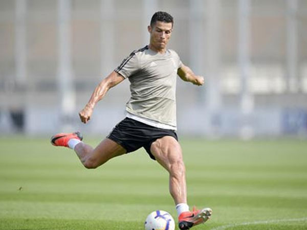 Sau màn đổ lệ, Ronaldo đã rạng rỡ trở lại ở buổi tập mới nhất