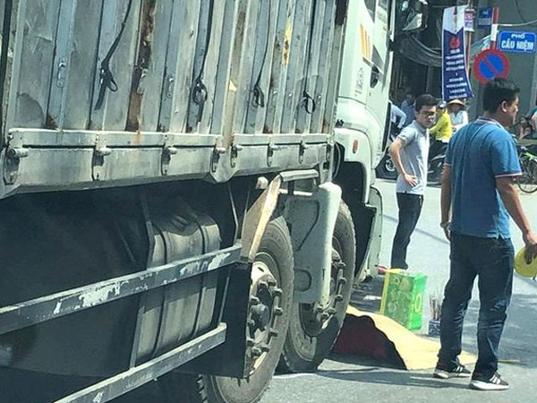 Va chạm với xe tải, nữ sinh viên trường y chết thảm
