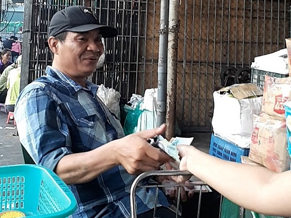 Chủ tịch Hà Nội yêu cầu điều tra, làm rõ vụ 'bảo kê' tại chợ Long Biên