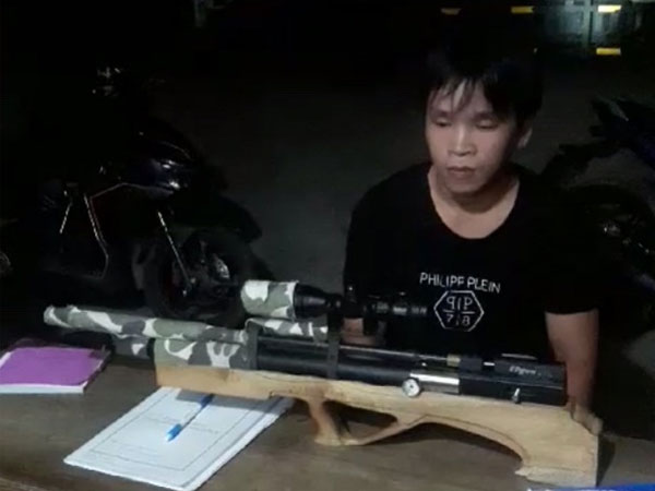 Mang súng hơi tự chế ra đường