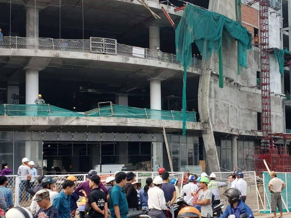 Nhiều người rơi từ tầng 4 công trình trên đường Phạm Văn Đồng