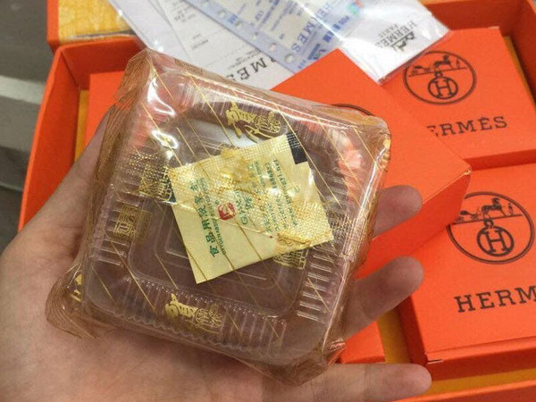 Bánh trung thu 3 triệu đồng để ngắm, anh taxi bán hạt điều kiếm nghìn USD
