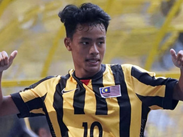 Cầu thủ Malaysia tái hiện pha kung-fu của De Jong ở giải U16 châu Á