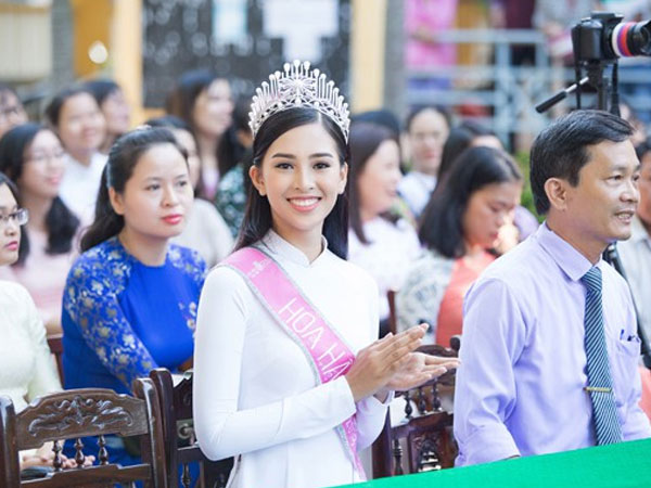 Hoa hậu Trần Tiểu Vy giản dị, dịu dàng trong ngày trở về trường