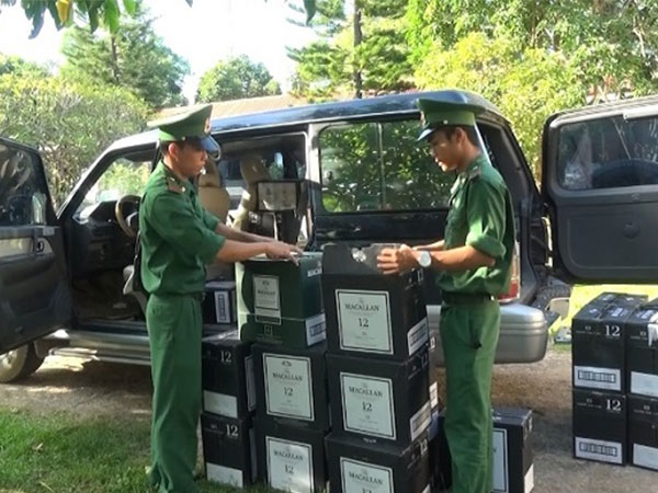 Quảng Trị: Bắt vụ vận chuyển 480 chai rượu lậu