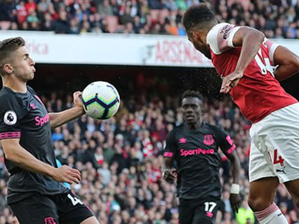 Trọng tài nhắm mắt công nhận bàn thắng việt vị của Aubameyang