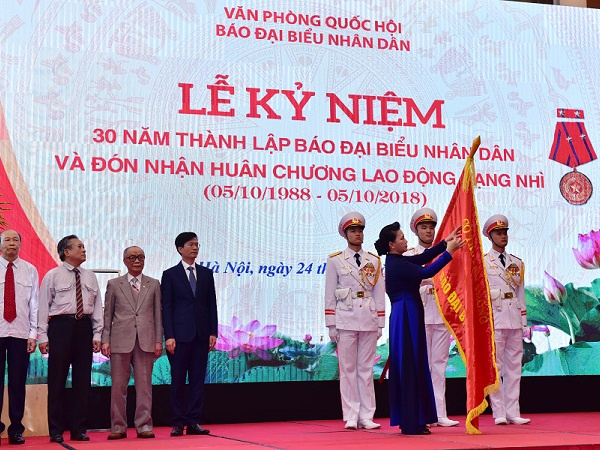 Báo Đại biểu Nhân dân đón nhận Huân chương Lao động hạng Nhì