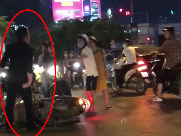 Có thể khởi tố vụ thanh niên đi SH đánh bà bầu 8 tháng?
