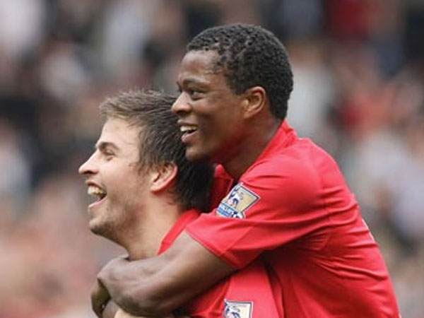 Evra từng ‘đi nặng' vào giày của Pique