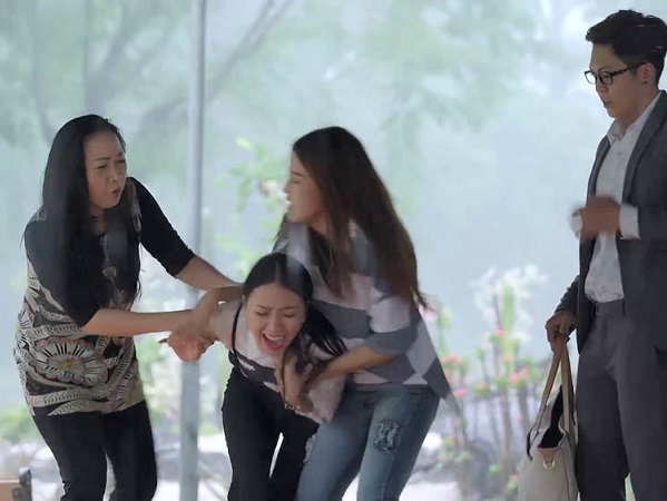 Gạo nếp gạo tẻ tập 61: Vừa có bồ mới, Nhi bị mẹ nhân tình cũ đánh túi bụi