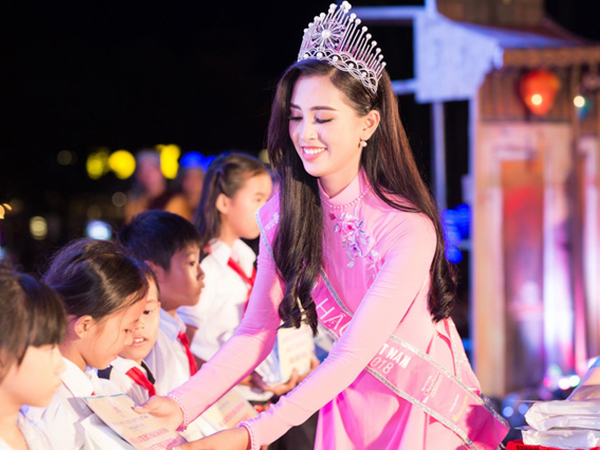 Hoa hậu Trần Tiểu Vy được lãnh đạo tỉnh Quảng Nam tặng Bằng khen