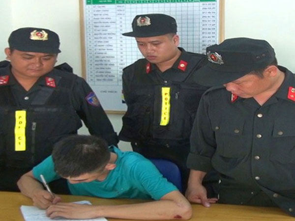 Ném chất bẩn vào nhà để ép đòi nợ