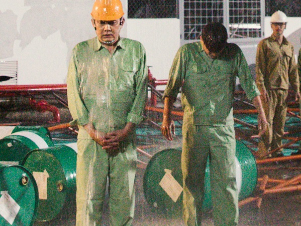 NSƯT Hữu Châu dầm mưa nhiều giờ trên phim trường 'Hậu duệ mặt trời'